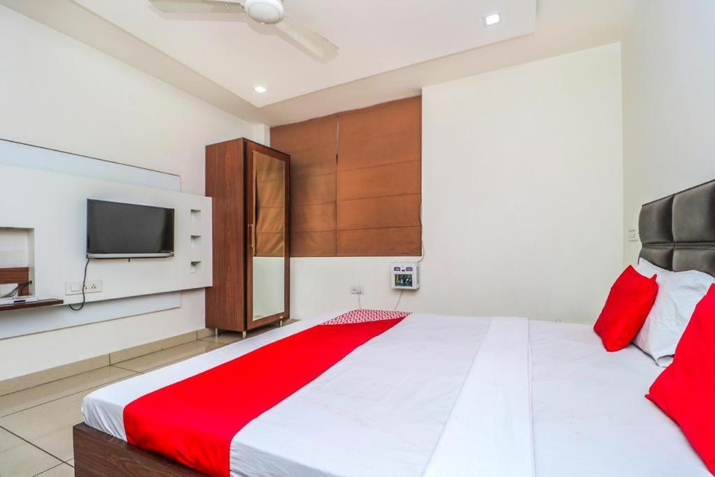 Hotel Sartaj Ludhiana Esterno foto