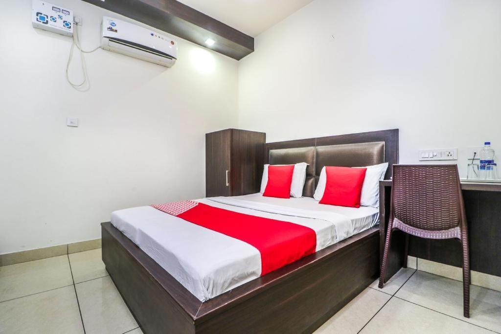 Hotel Sartaj Ludhiana Esterno foto